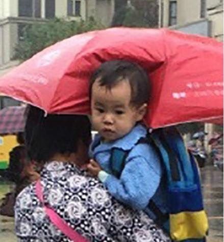 打傘小網紅本尊現身 抱她的不是奶奶是外婆