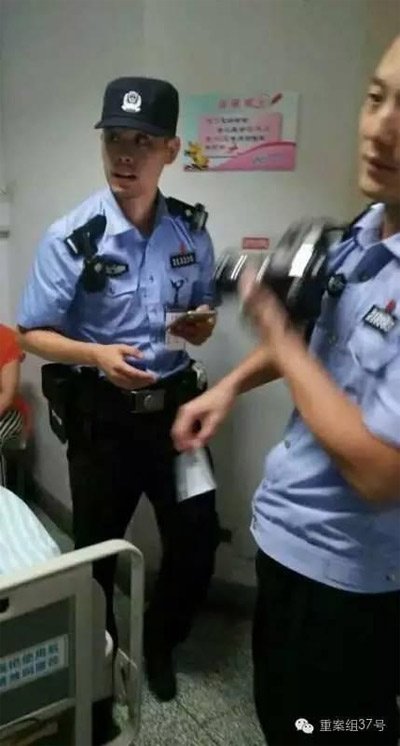 民警到醫(yī)院對秦女士體內子彈取證調查。 受訪者供圖