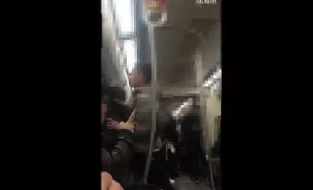 男子北京地鐵辱罵女子 律師:未滿18歲或逃過(guò)處罰