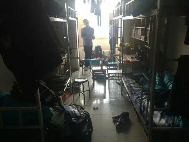 這個學(xué)校的男生宿舍火了！女同學(xué)都喊著要嫁