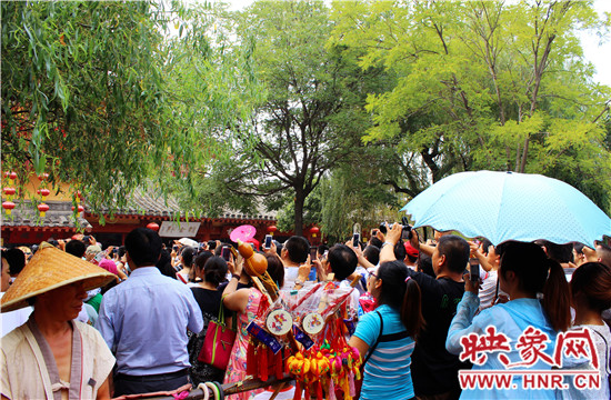 雨后的清明上河園讓您愛個(gè)夠!