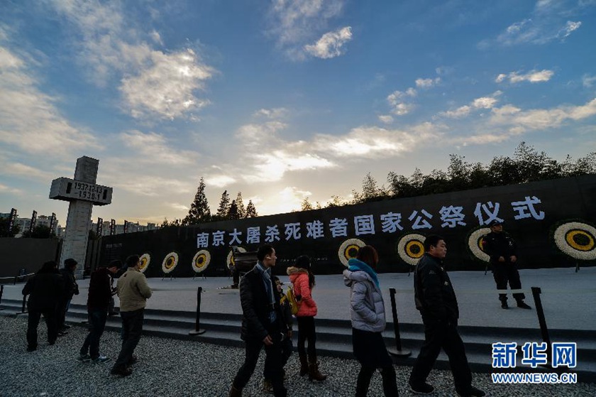 12月14日,觀眾在侵華日軍南京大屠殺遇難同胞紀(jì)念館國家公祭儀式會(huì)場參觀。新華社記者 沈鵬 攝　