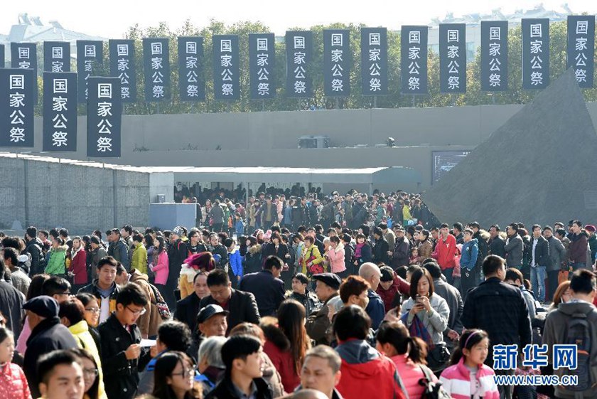 12月14日,參觀者在南京大屠殺遇難同胞紀(jì)念館參觀?！　⌒氯A社記者孫參攝
