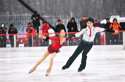 12月18日,五棵松冰世界體育樂園正式開門迎客,圖為花樣滑冰運動員進行表演。