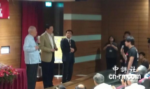 　大陸交換學(xué)生針對(duì)演講內(nèi)容，頻頻問李登輝，雙方一來一往。(中評(píng)社黃文杰攝)
