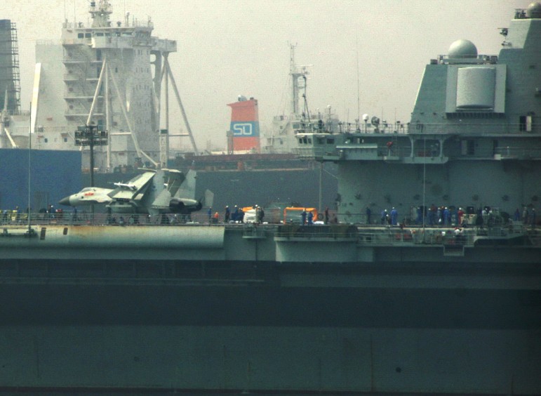 殲15戰(zhàn)機(jī)登上瓦良格號航母 或?qū)⑦M(jìn)行艦載機(jī)試驗(yàn)