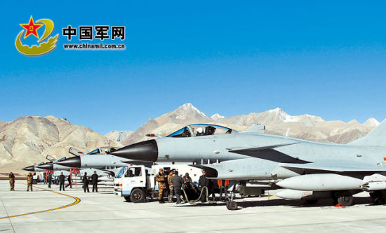 后勤官兵進駐雪域高原機場提供后勤支撐。解放軍報特約記者 劉應華攝