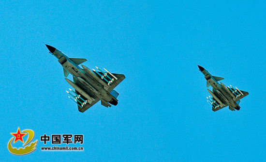 戰(zhàn)機(jī)升空開(kāi)展對(duì)抗訓(xùn)練。肖燕錦攝