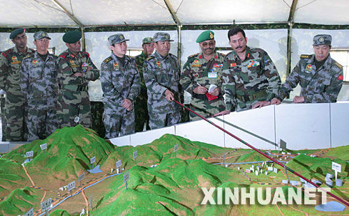 資料圖：2007年12月23日，中印陸軍聯(lián)合軍演中印參訓(xùn)指導(dǎo)組成員在進(jìn)行訓(xùn)練磋商
