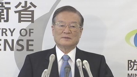 日本防衛(wèi)省森本敏16日上午出席記者會。