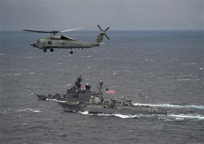 2011年1月10日，美國海軍驅(qū)逐艦與日本海上自衛(wèi)隊(duì)“鞍馬”號驅(qū)逐艦在日本長崎縣附近海域舉行聯(lián)合海上演習(xí)。資料圖片