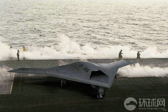 資料圖：X-47B無人機在林肯號航母上進行系統(tǒng)連接測試。