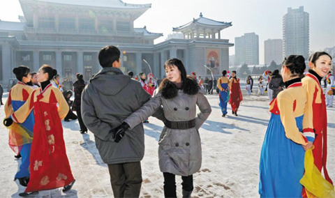 12月12日，朝鮮成功發(fā)射火箭后，平壤市民跳舞慶祝（資料圖）