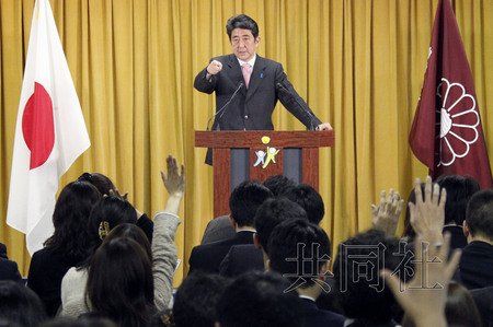 12月17日，日本自民黨總裁安倍晉三17日在黨總部會見記者，表示考慮與日本維新會和眾人之黨攜手修改憲法。