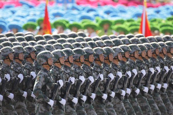 總體看，中國(guó)軍隊(duì)是稱職的，承擔(dān)了它對(duì)這個(gè)國(guó)家和人民的應(yīng)有責(zé)任。