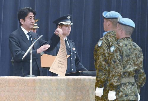 20日，日本首相安倍晉三向回國的戈蘭高地維和自衛(wèi)隊(duì)遞交政府獎狀。安倍在儀式上稱，近年“日本周邊的安全保障環(huán)境更加嚴(yán)峻”，為此將修改《防衛(wèi)計(jì)劃大綱》，進(jìn)一步加強(qiáng)日美同盟。
