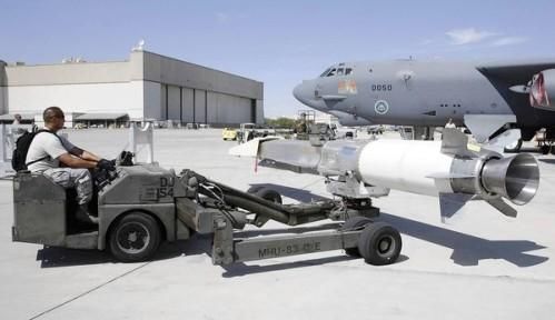 資料圖：美軍嘗試將“X-51 Wave Rider”飛行器掛在一架“B-52”轟炸機(jī)下，發(fā)射升空。