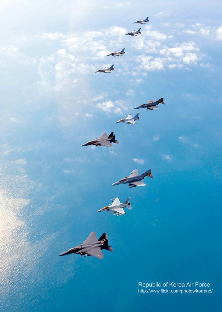 圖為韓空軍KF-16戰(zhàn)機、F-4戰(zhàn)機、F-15K兩代三型戰(zhàn)機編隊升空練作戰(zhàn)。