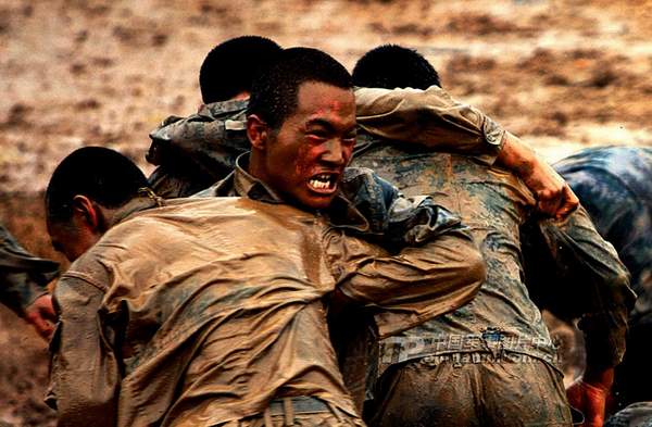 資料圖：濟南軍區(qū)某部特種兵魔鬼訓練。