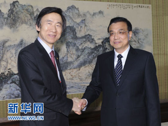 　 4月24日，中國國務(wù)院總理李克強(qiáng)在北京中南海紫光閣會見來訪的韓國外交部長官尹炳世。新華社記者謝環(huán)馳攝