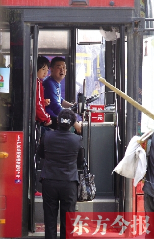 梅麗手持殘疾人證等車時(shí)，多次被司機(jī)婉言謝絕