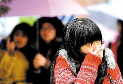 大學路附近，一位美女冷得縮起脖子。 晚報記者 馬健 圖