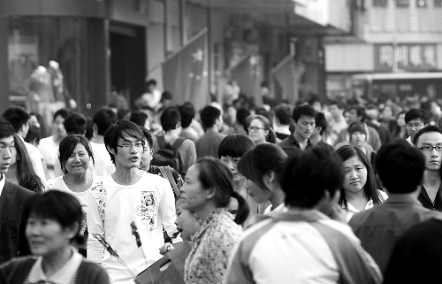 8天長(zhǎng)假中，逛街購(gòu)物的人數(shù)激增，鄭州市德化步行街上“人潮洶涌” 河南商報(bào)記者 王春勝/攝