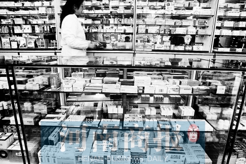 　鄭州不少藥店，也會把價格低的藥品放下層，價格高的放在醒目位置