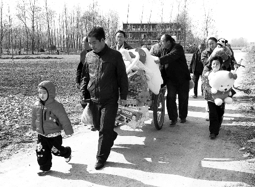 姐（左一）弟（右一護(hù)士懷中男嬰）返鄉(xiāng)，愛(ài)心捐贈(zèng)滿(mǎn)滿(mǎn)一架子車(chē)。
