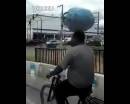 開掛民族騎車頭頂煤氣罐，原地?？?腳不離車 飄逸
