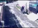 逗比劫匪騎車搶劫女子，反被女子奪車逃走