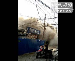 實(shí)拍鄭州城中村樓房爆破過(guò)程