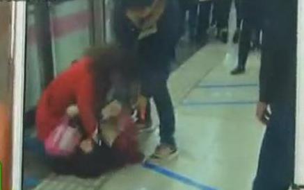 兩女互毆 地鐵里上演“武林風”
