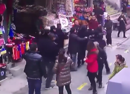 武漢滿春街城管?chē)鷼虘? width=