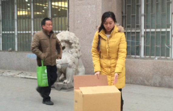 路遇行路艱難的人 你會(huì)出手嗎？