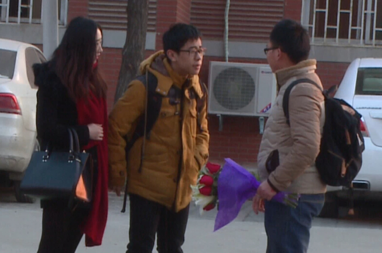 美女請你假裝其男友拒絕追求者，你會怎么辦？