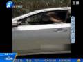 懸！山路上情侶邊開車邊親熱