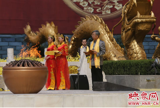 中華炎黃文化研究會會長許嘉璐宣讀拜祖大典拜祭文。映象網(wǎng)記者 邵恰 攝