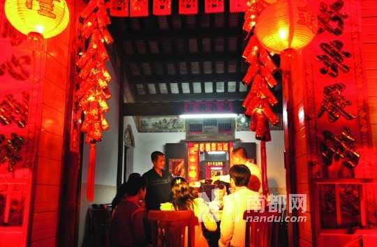 　　?？谌税殉Φ哪暌癸埛Q為“吃圍爐”。