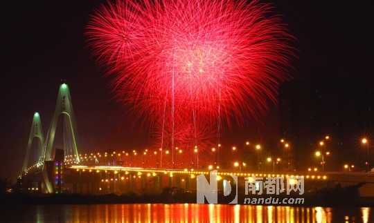 海口市民吃過(guò)了年夜飯,到西海岸燃放觀賞煙花是近年來(lái)興起的一大潮流。