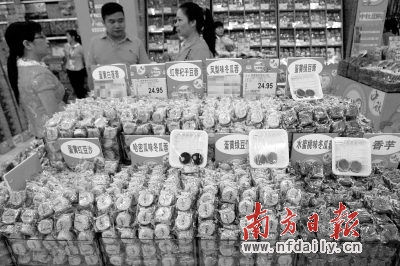 散裝月餅因其實惠的價格、豐富的口味而受到市民的青睞。