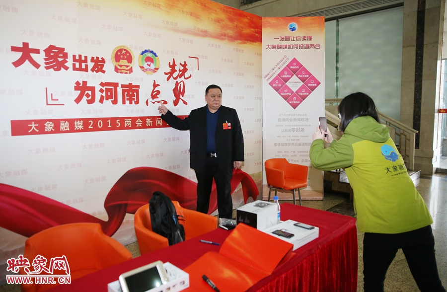 幫代表在大象融媒新聞會(huì)客廳留影拍照。