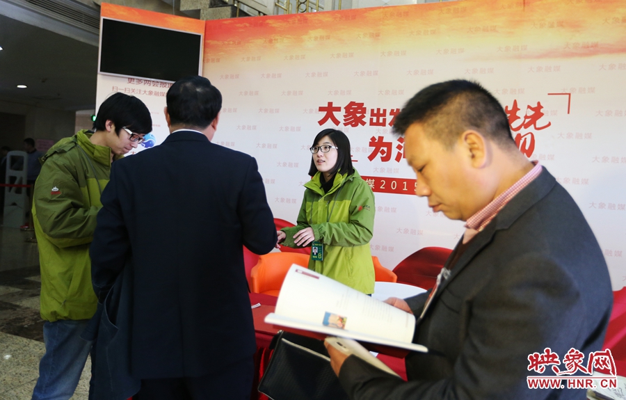 向代表、委員講解大象融媒旗下出品的新聞產(chǎn)品。
