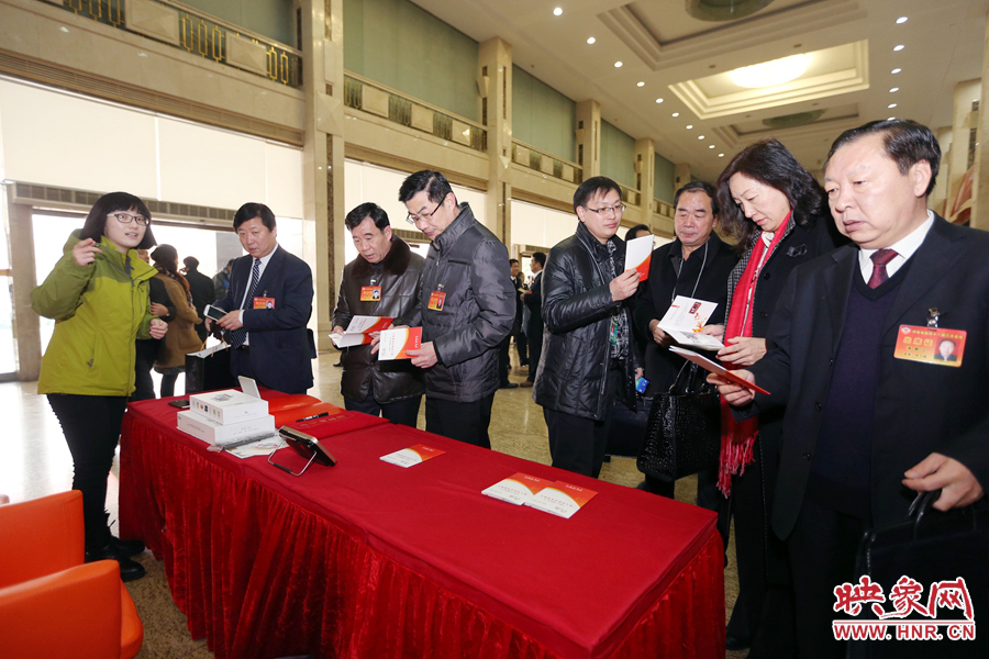 向代表、委員講解大象融媒旗下出品的新聞產(chǎn)品。