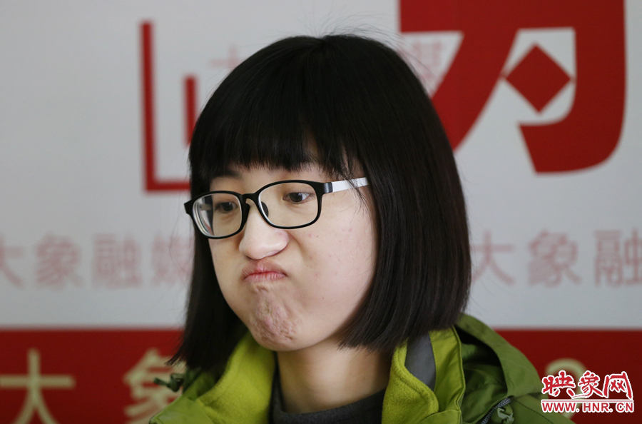偶爾來(lái)個(gè)這樣的表情，算是放松緊張的心情吧！