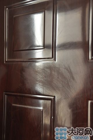 　雖然王先生用砂紙打磨過，但是“奠字”仍依稀可見
