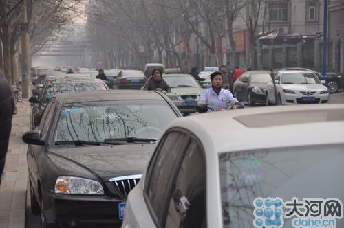 　業(yè)主將車停到經一路上，給路人造成很大的不便