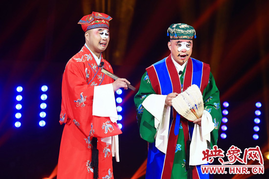 田相偉（右）表演喜劇《吹?！沸Ψ珗?chǎng)