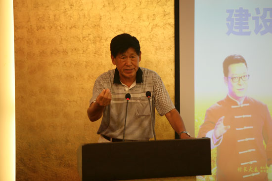 原河南省農(nóng)業(yè)廳副廳長、現(xiàn)任河南省土壤肥料協(xié)會秘書長肖興貴發(fā)表講話
