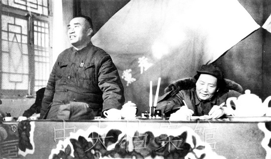 毛澤東、朱德在中共七屆二中全會(huì)上 圖片來(lái)自中央檔案館
